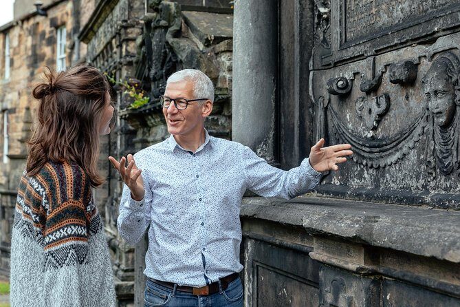 Private City Kickstart Tour: Edinburgh - Meeting point on High Street: simple start, no hotel pickup