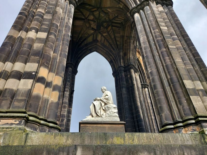 Private Discovery Tour: Edinburgh's Strange & Secret History - Ending in New Town: St Andrew Square and Georgian Symmetry