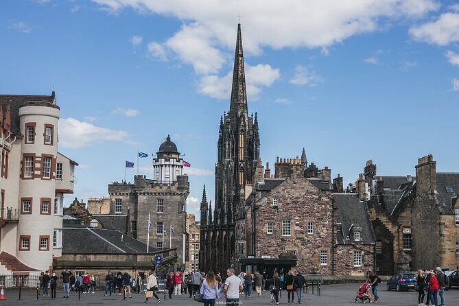 Private Full-Day Walking Tour in Edinburgh with Edinburgh Castle - Victoria Street, John Knox House, and Holyroodhouse finishing play