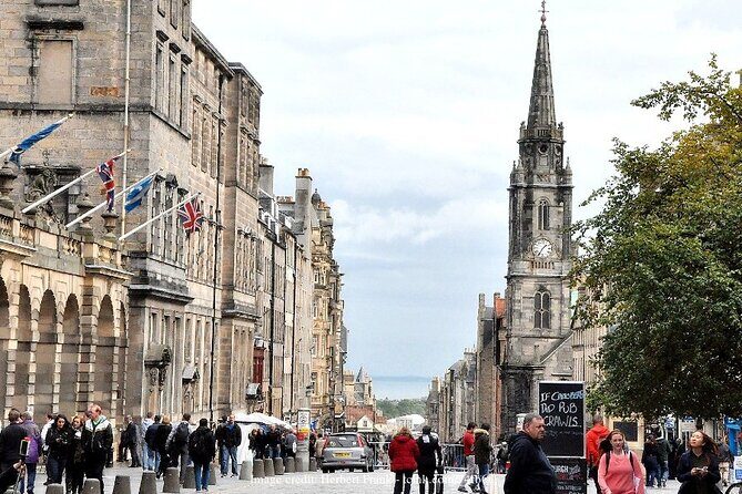 Private Full-Day Walking Tour in Edinburgh with Edinburgh Castle - New Town architecture and garden breaks that keep the walk enjoyable