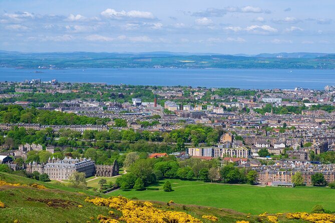 Private Half Day Tour of Edinburgh in a Black Cab - Palace of Holyroodhouse: short stop, big royal context
