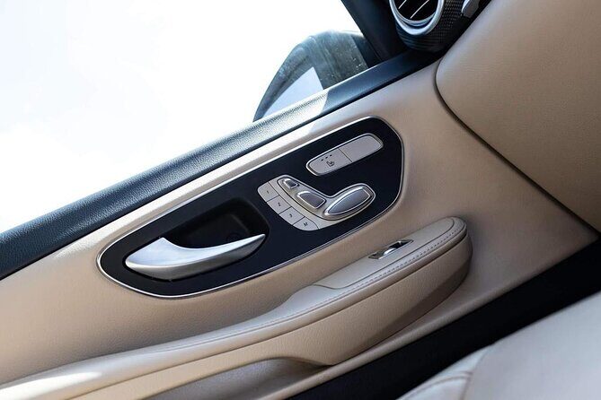Private luxury transfer from Edinburgh Airport to Edinburgh - The Mercedes V-Class Ride: Comfort for a 30-Minute Jump Into Town