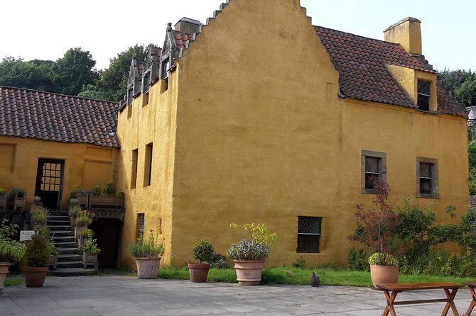 Private Outlander Tour from Edinburgh - The Bo’ness & Kinneil Railway train station moment
