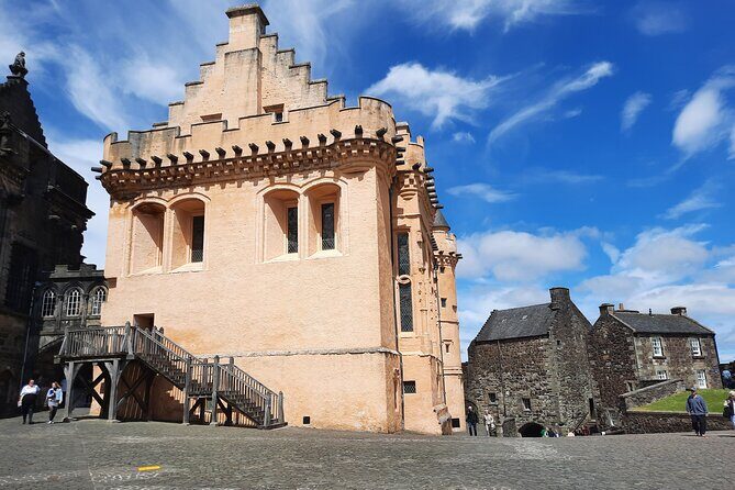 Private Stirling Day Guided Tour in the Premier Classic LEVC TXE - National Wallace Monument: Freedom, film inspiration, and independence context