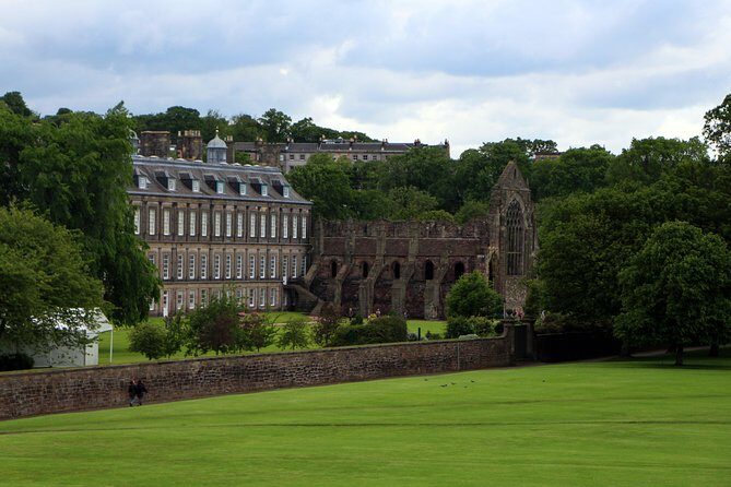 Private Walking Tour: Edinburgh Highlights, including entry to Edinburgh Castle - St Giles’ Cathedral and Mercat Cross: the Old Town center