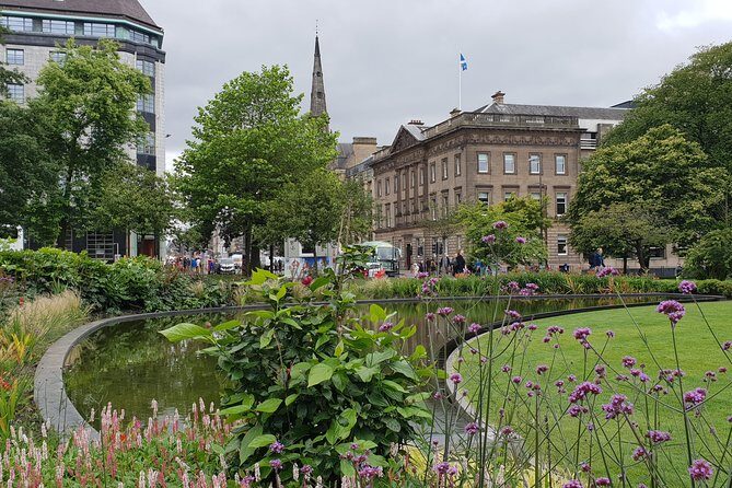 Public guided tour of Edinburgh at a minimum price - in French - French-Language Orientation in Edinburgh’s Old and New Towns