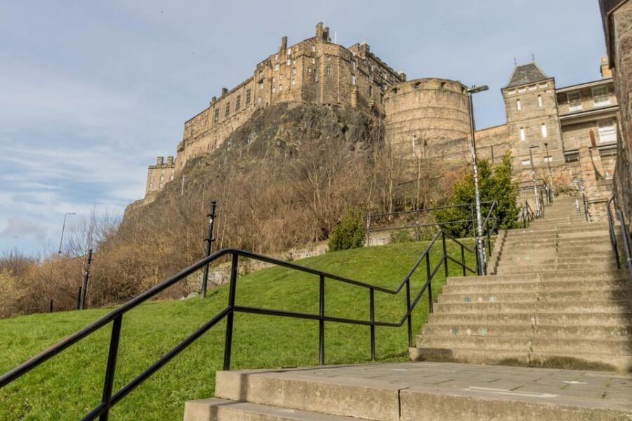 Skip-the-line Edinburgh Castle with Old Town Walking Tour - Practical tips for wearing history well (and not getting cranky)