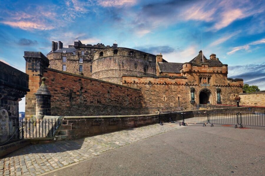 Skip-the-line Edinburgh Castle with Old Town Walking Tour - Royal Mile to St Giles’ Cathedral: the city’s power hallway