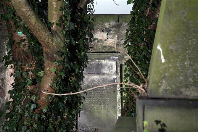 Small Group Edinburgh Underground Vaults & Graveyard Ghost Tour - Starting at Mercat Cross: setting the mood in Old Town closes