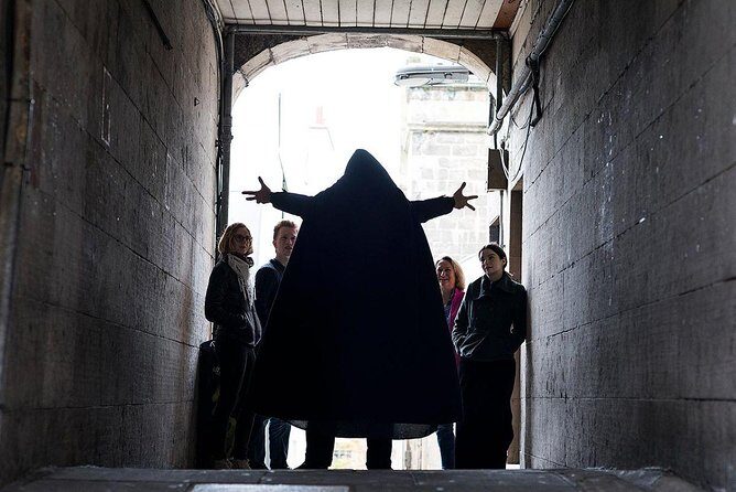 Small Group Ghost Tour incl. Underground Vaults & free drink in Megget's Cellar - Meeting at Mercat Cross: The Riot, the Crowd, and the Mood Setter
