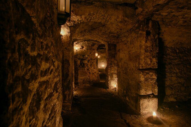 Small Group Ghost Tour incl. Underground Vaults & free drink in Megget's Cellar - The Above-Ground Walk Through Closes and Wynds