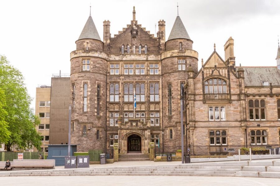Spanish Language : Original Harry Potter Tour of Edinburgh - Greyfriars Kirkyard and Tom Riddle’s Grave: The Stop That Changes the Mood