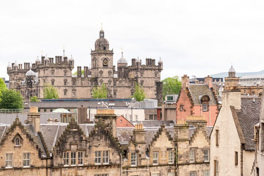 Spanish Language : Original Harry Potter Tour of Edinburgh - Starting at William Chambers Monument and Getting Sorted for the Game