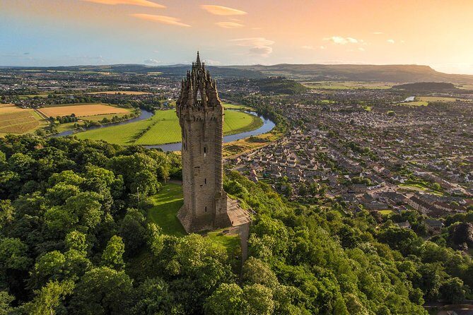 Stirling, Highlands & Distillery in Spanish - Dunkeld on the River Tay: A Leg-Stretch in Scotland’s Old-Head Town