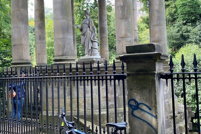 Stunning Edinburgh E-bike Tour max 10 people small group - The Guides, Traffic Sense, and Why Safety Shows Up in Reviews