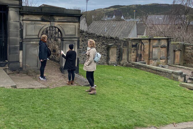 The Pirate's Riddle: An Outdoor Treasure Hunt - Starting at Nelson Monument (Calton Hill): Where the Treasure Hunt Begins